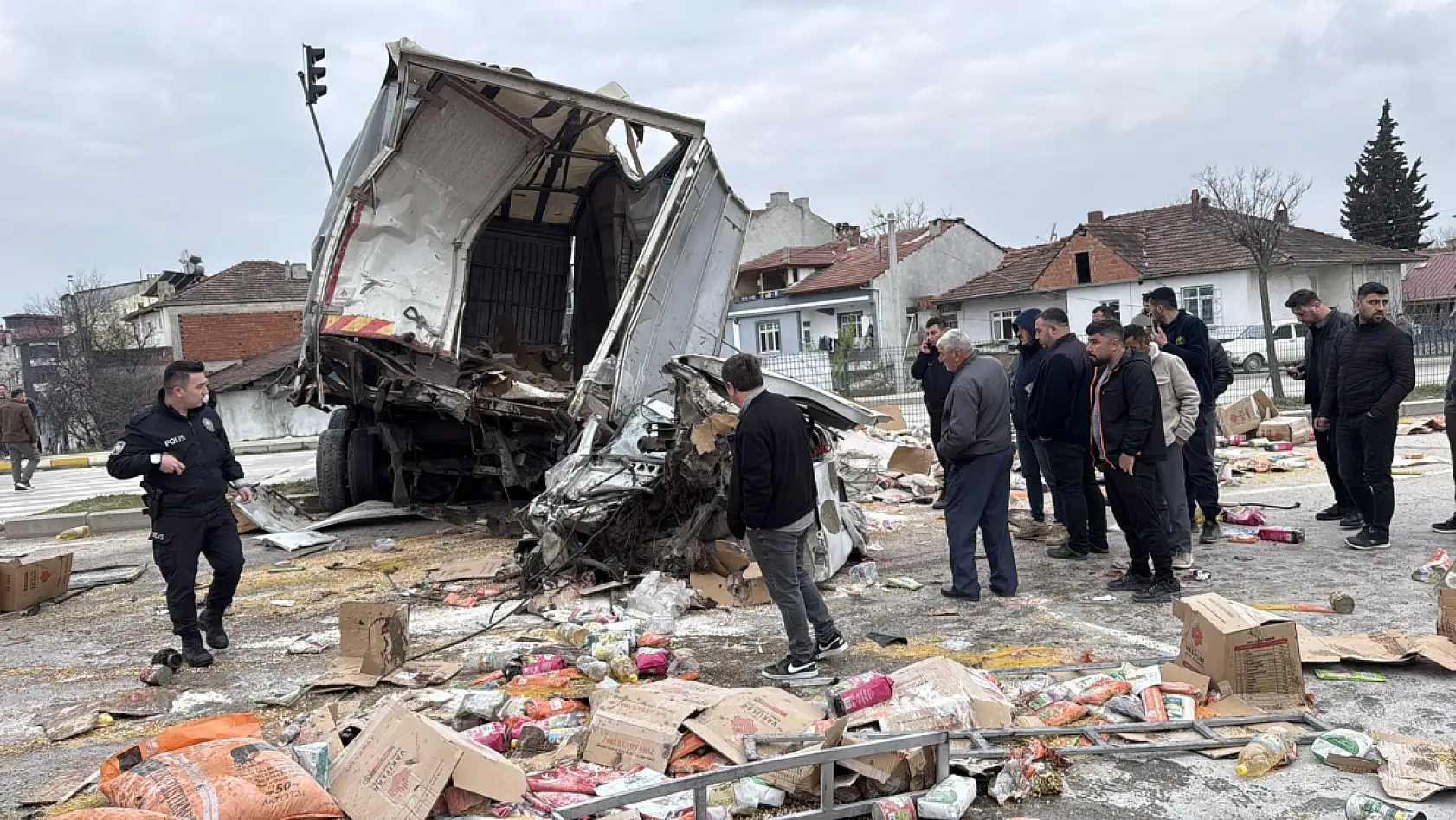 Freni tutmayan kamyon 4 aracı biçti! 10'u Öğrenci 19 kişi Yaralandı