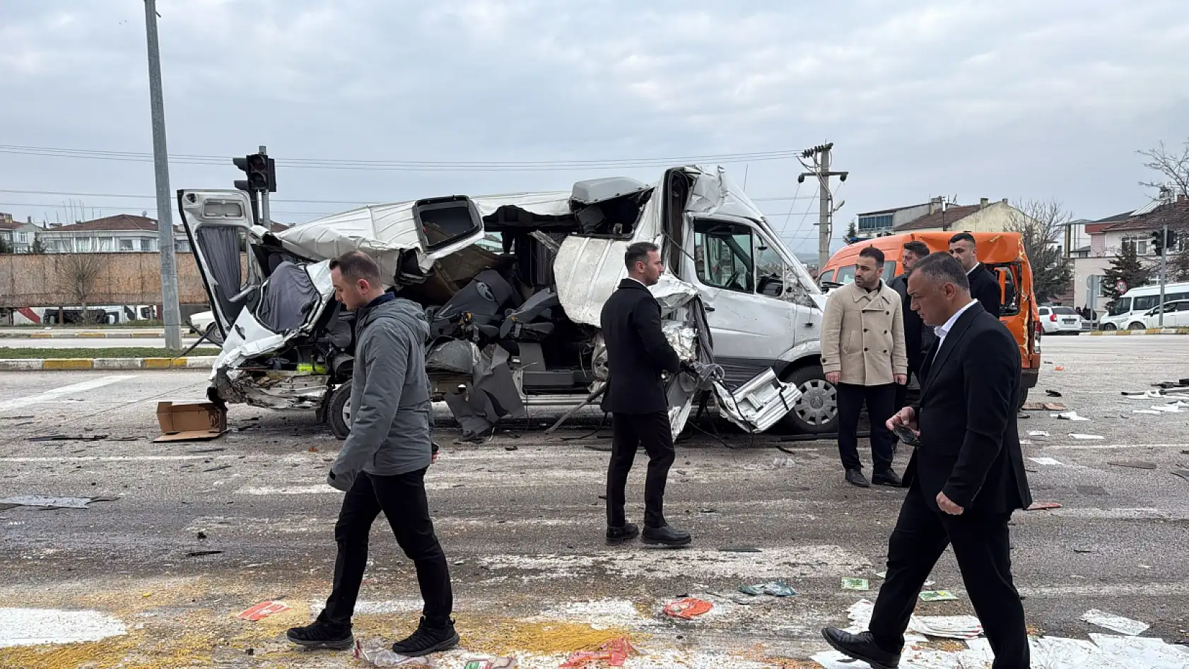 Freni tutmayan kamyon 4 aracı biçti! 10'u Öğrenci 19 kişi Yaralandı