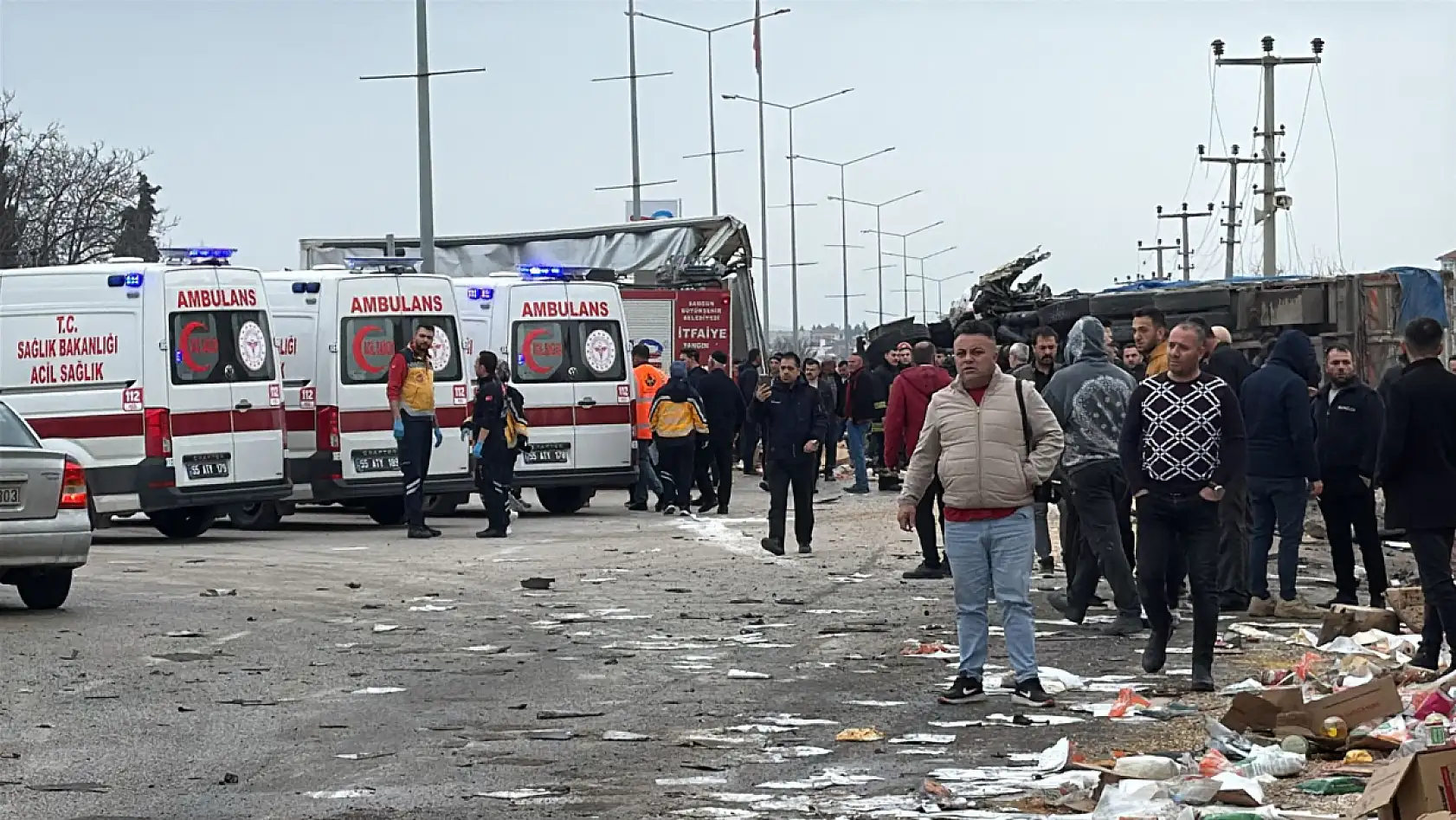 Freni tutmayan kamyon 4 aracı biçti! 10'u Öğrenci 19 kişi Yaralandı