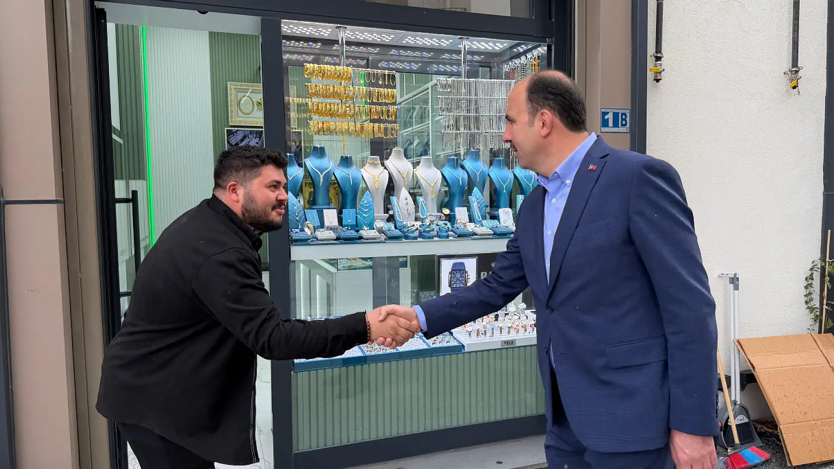 Başkan Altay'dan çarşı çarşı bayram turu