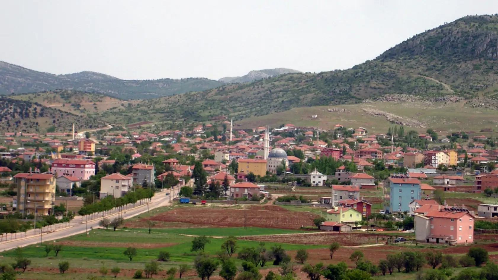 Konya'nın En Mütevazi İlçesinden Örnek Hizmet: Çanta ve Kırtasiye Yardımı Yapıyor