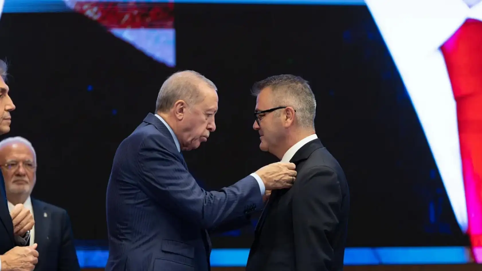 AK Parti'ye Geçen Başkan Ustaoğlu Sosyal Medya Temizliğine Başladı