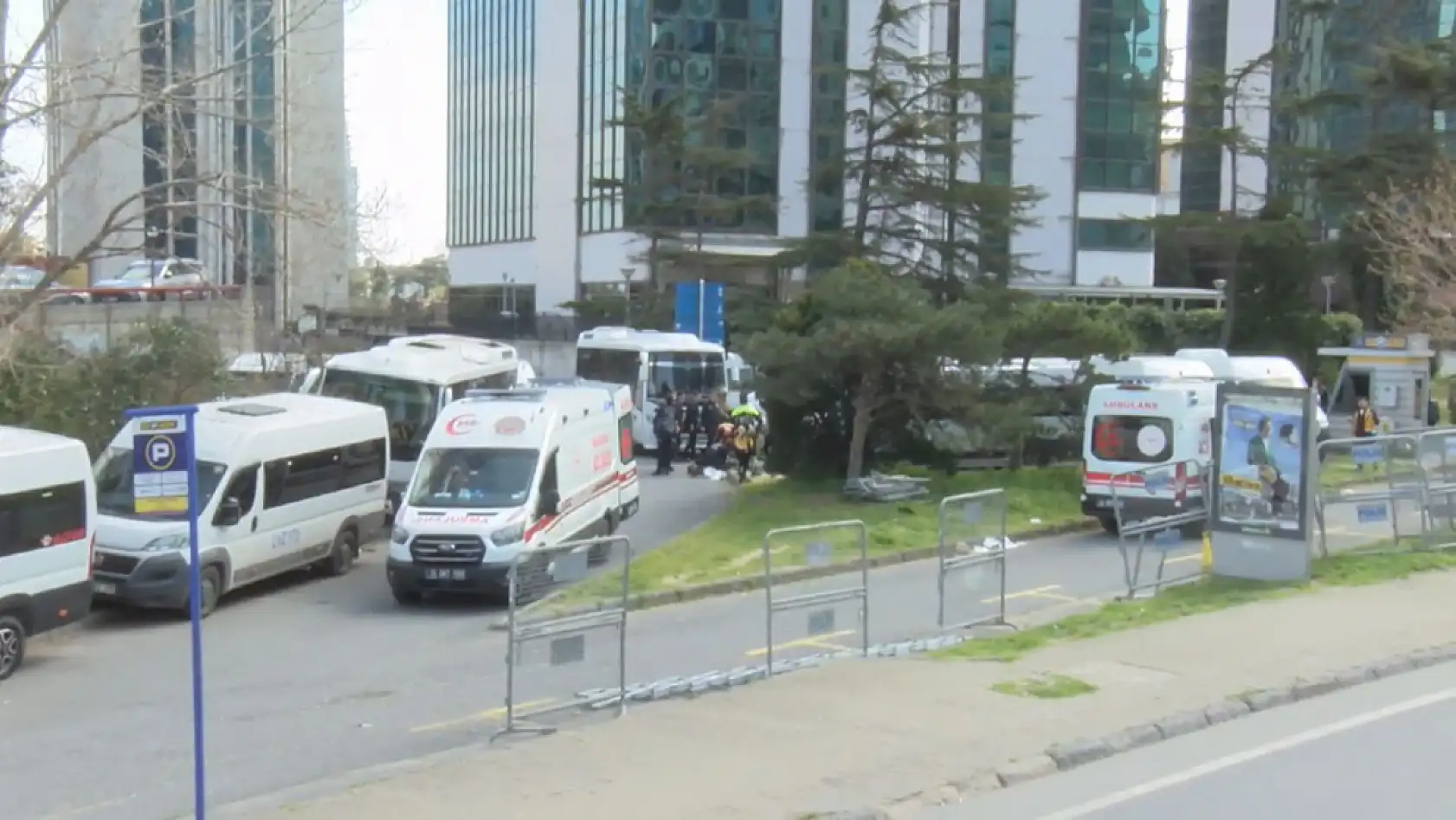 Konsolosluk yakınında silahlı çatışma: 2 polis yaralı, 3 şüpheli etkisiz hale getirildi