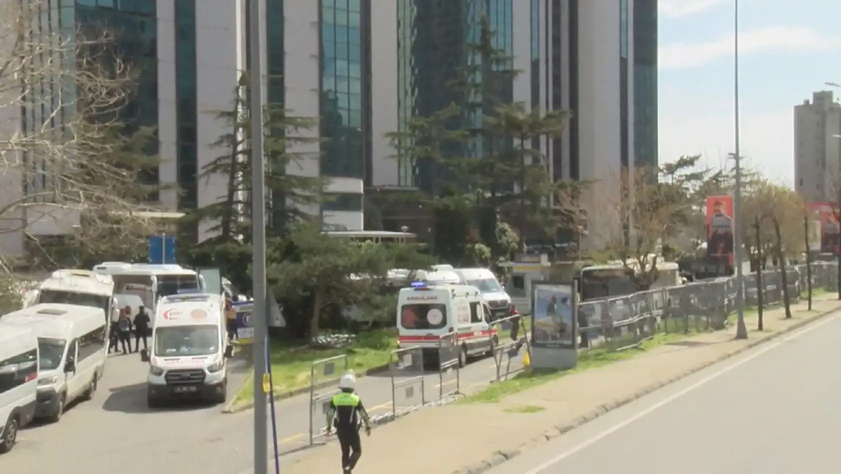 Konsolosluk yakınında silahlı çatışma: 2 polis yaralı, 3 şüpheli etkisiz hale getirildi