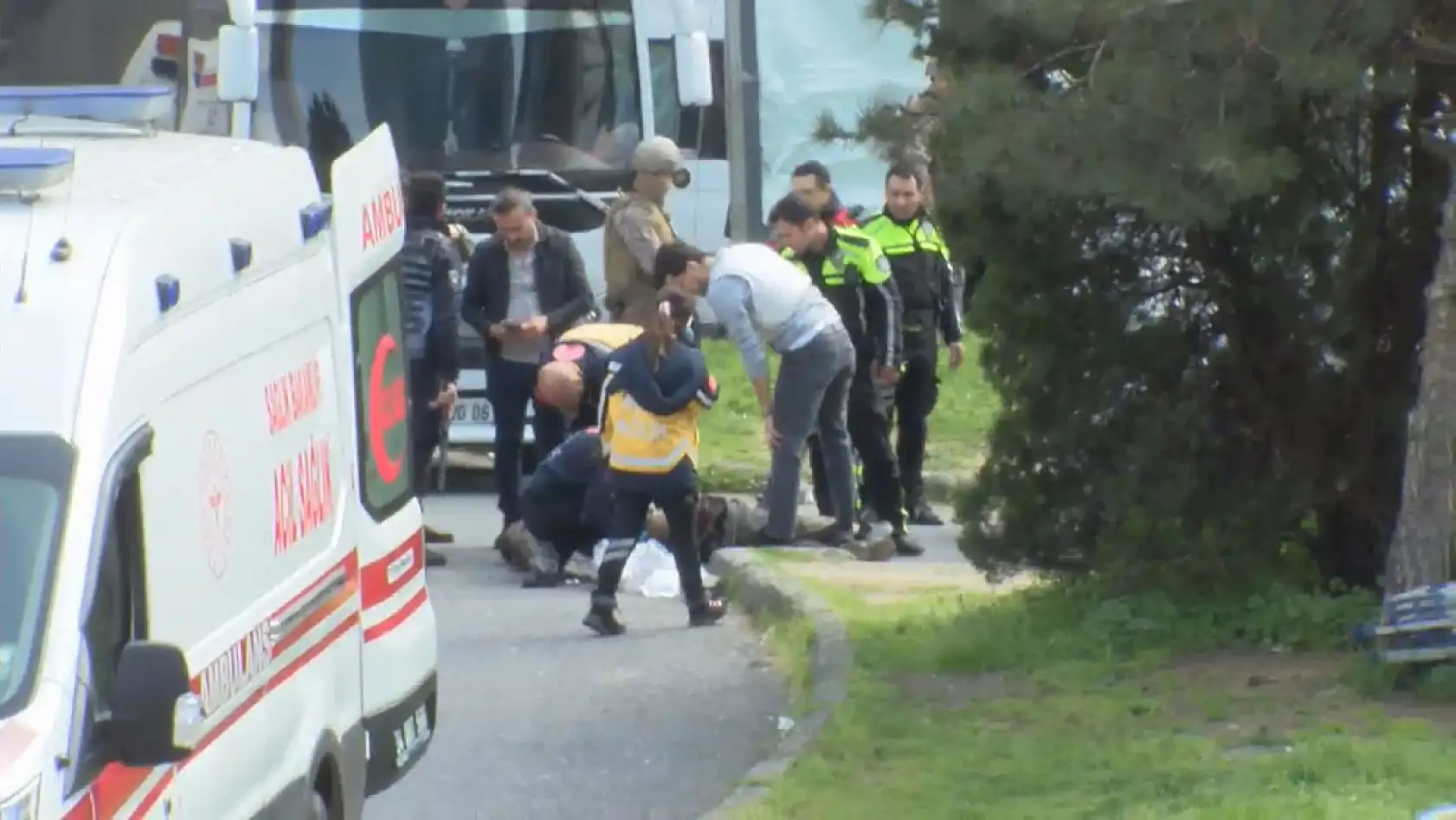 Konsolosluk yakınında silahlı çatışma: 2 polis yaralı, 3 şüpheli etkisiz hale getirildi