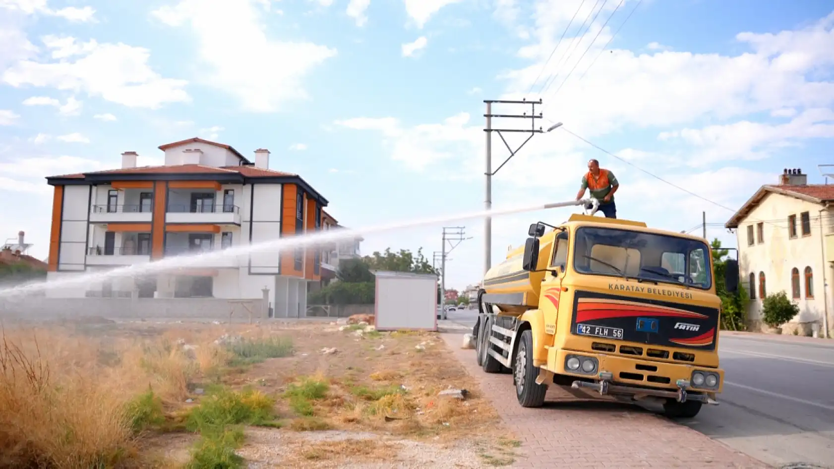 Konya'da arazilerde ortaya çıktı, mahallelere ulaştı! Ekipler havadan müdahaleye başladı