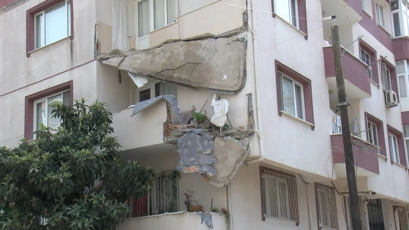 Gece yarısı büyük panik! 5 katlı binanın balkonu çöktü