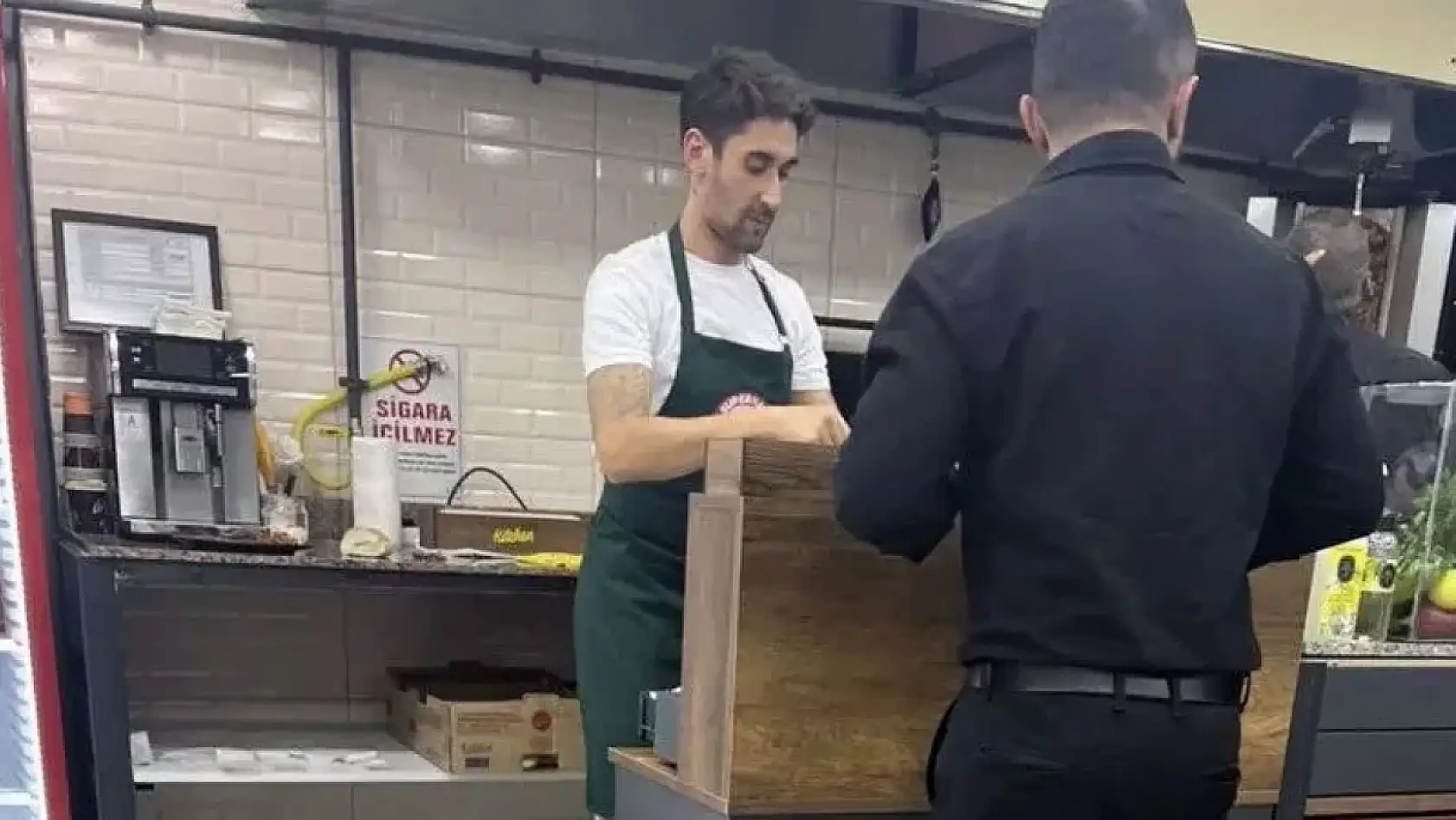 Şampiyonlar Ligi'nde oynayan ve dönerci olmayı tercih eden eski Konyasporlu futbolcunun mekânı ziyaret edildi, Fiyatlar herkesi şaşırttı!