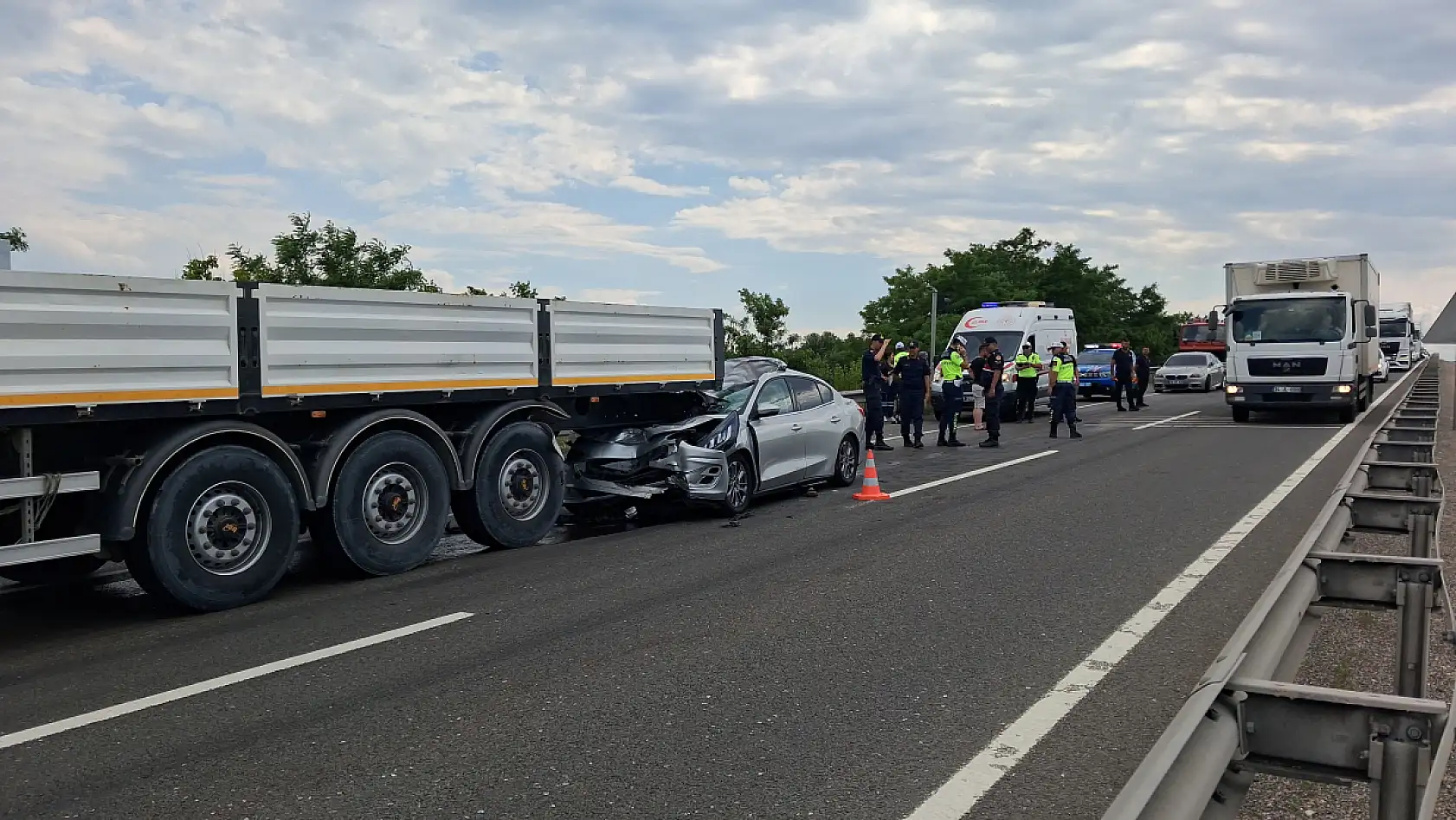 TIR'a arkadan çarpan otomobilde can pazarı: 1 ölü, çok sayıda yaralı