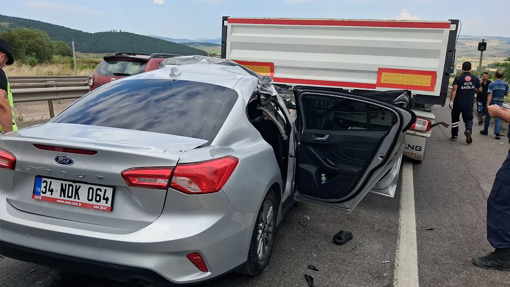 TIR'a arkadan çarpan otomobilde can pazarı: 1 ölü, çok sayıda yaralı