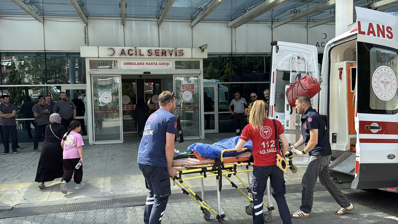 TIR'a arkadan çarpan otomobilde can pazarı: 1 ölü, çok sayıda yaralı