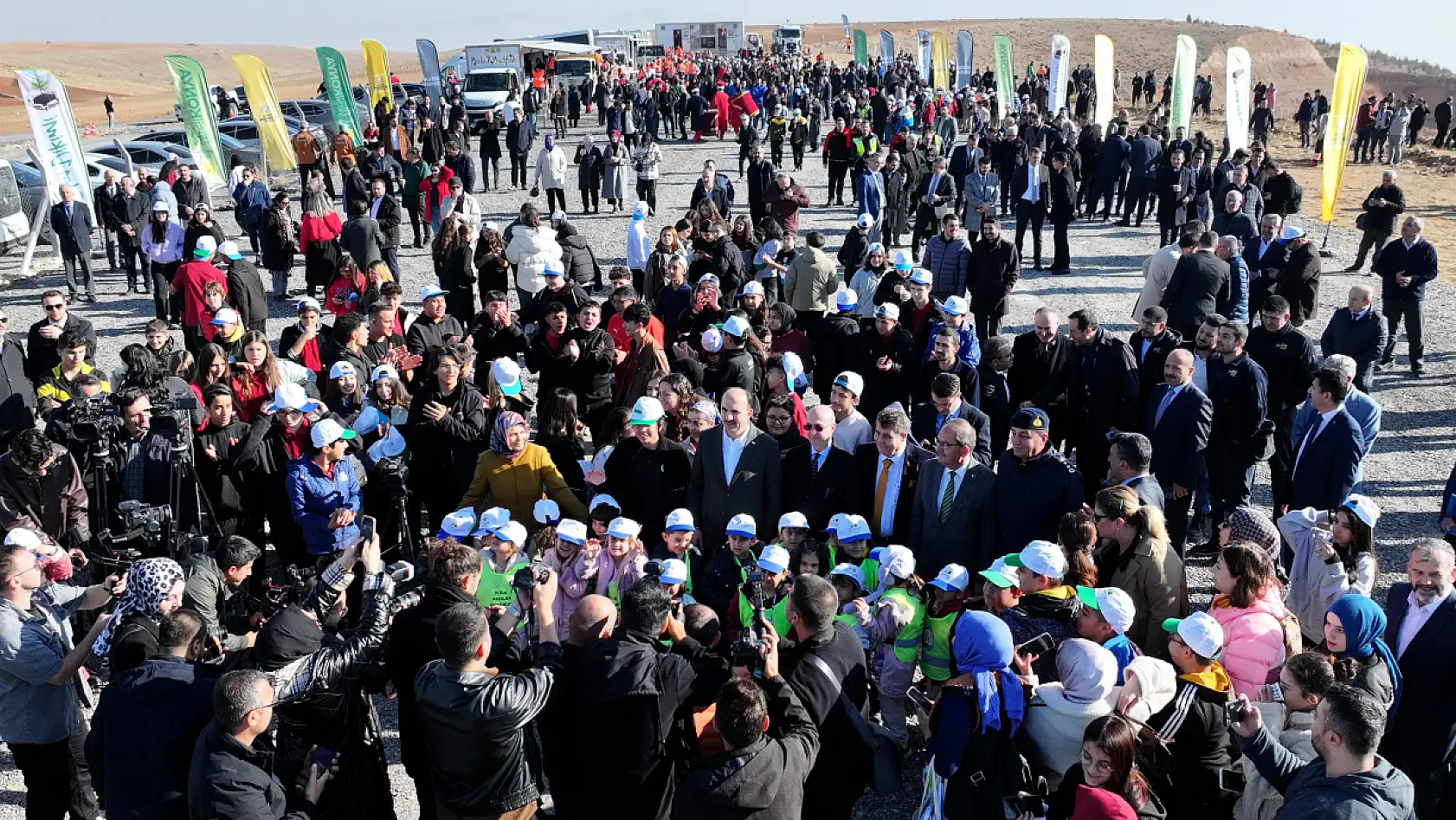 Minik eller geleceğe nefes oldu: Konya'da 15 bin yeni fidan toprakla buluştu