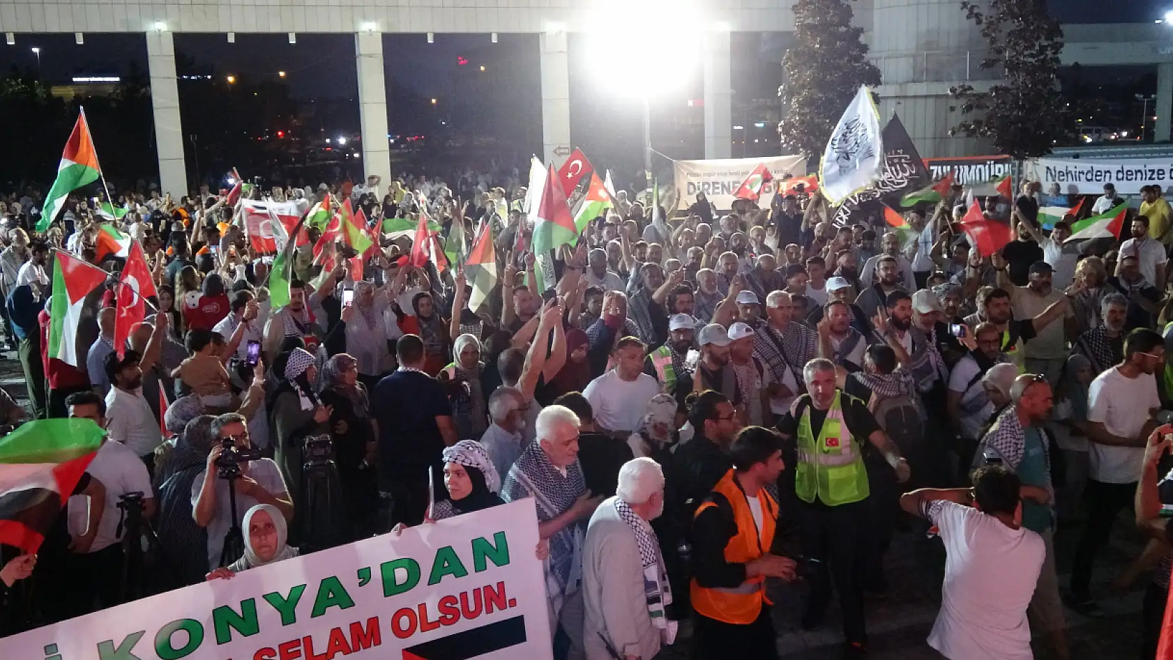 Bosna Hersek'ten yola çıkan uluslararası Filistin konvoyu Konya'ya ulaştı