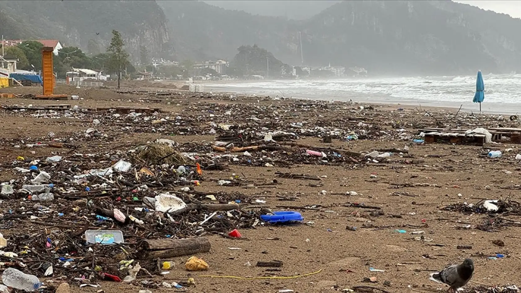 Yağışlardan sonra İnkumu sahili atıklardan geçmedi!