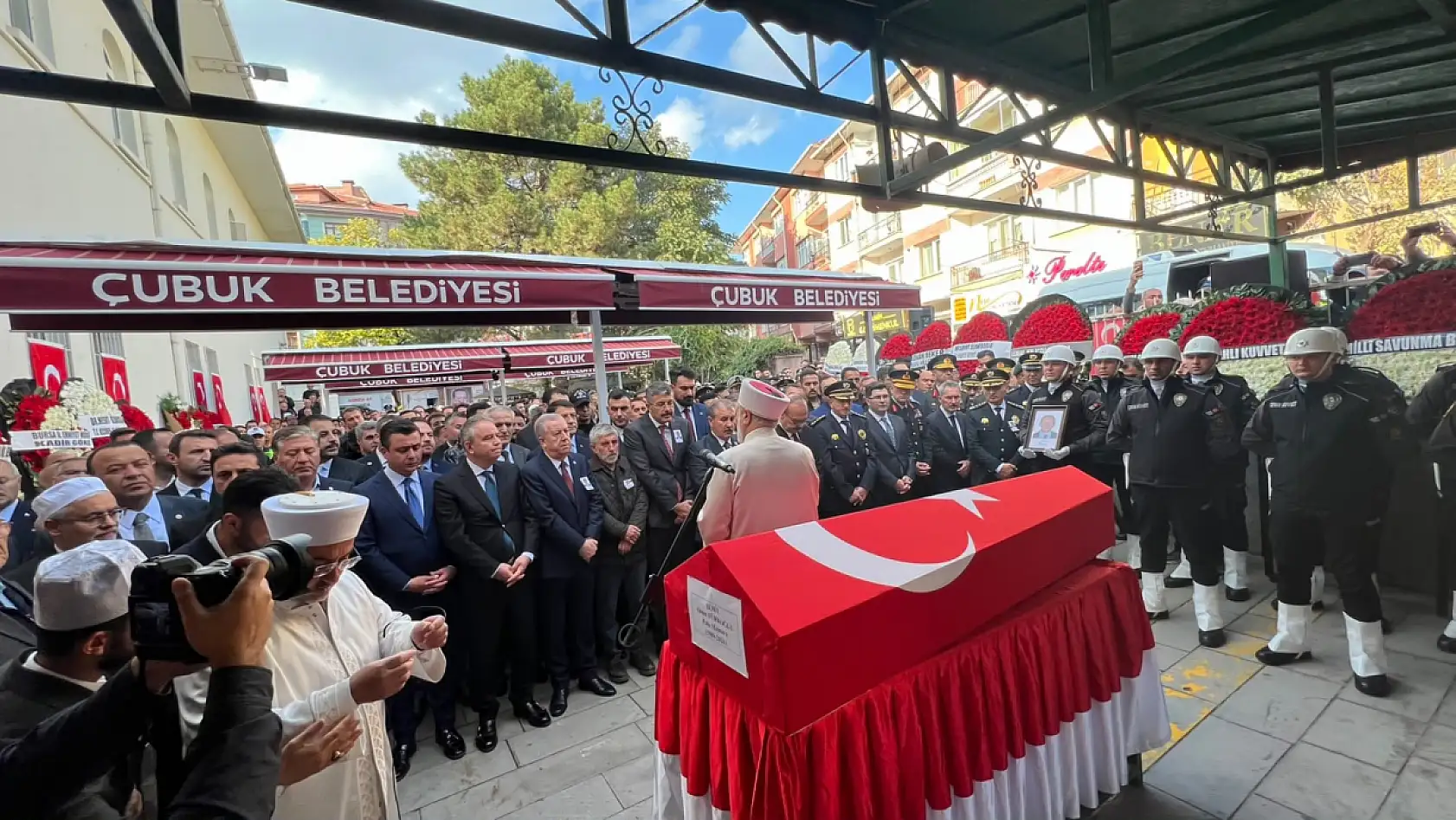 Şehit polis Ahmet Türkoğlu son yolculuğuna uğurlandı