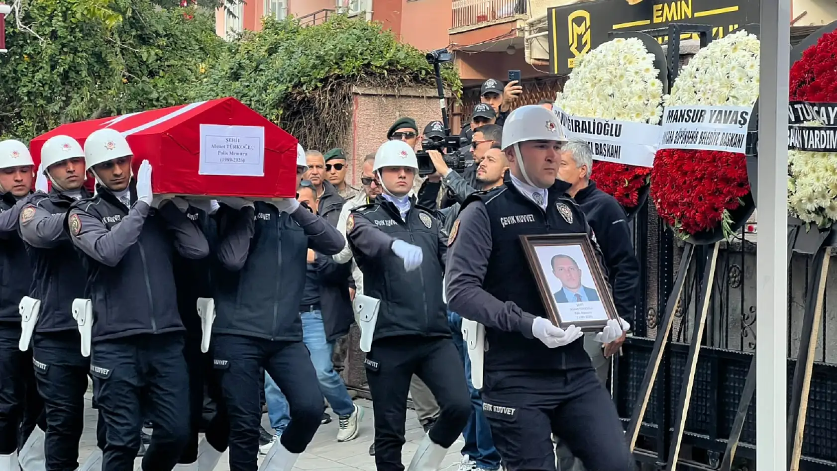 Şehit polis Ahmet Türkoğlu son yolculuğuna uğurlandı