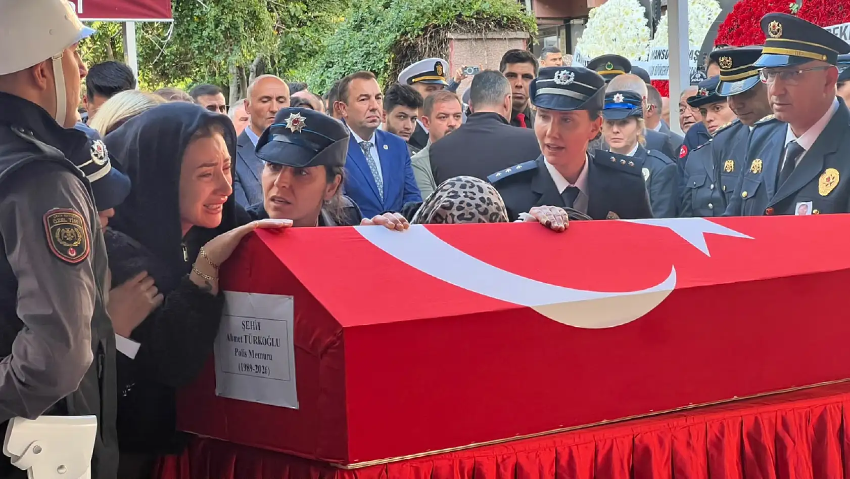 Şehit polis Ahmet Türkoğlu son yolculuğuna uğurlandı