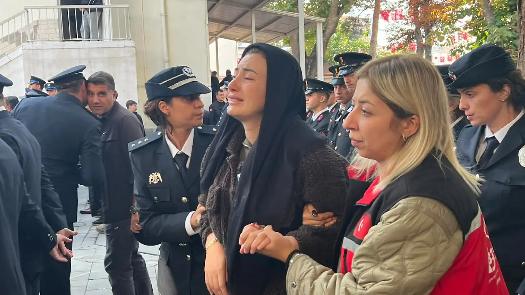 Şehit polis Ahmet Türkoğlu son yolculuğuna uğurlandı