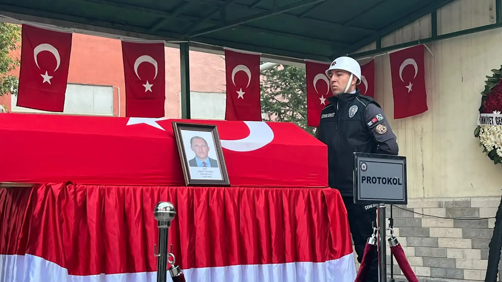 Şehit polis Ahmet Türkoğlu son yolculuğuna uğurlandı