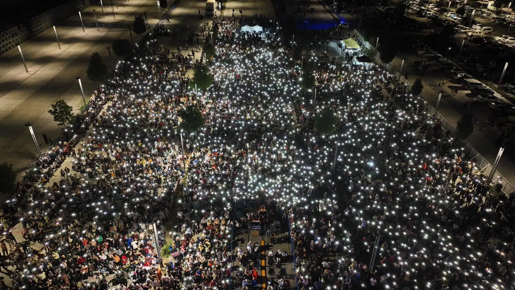 Konya'daki Ferdi Tayfur Konserine Binlerce Hayranı Katıldı
