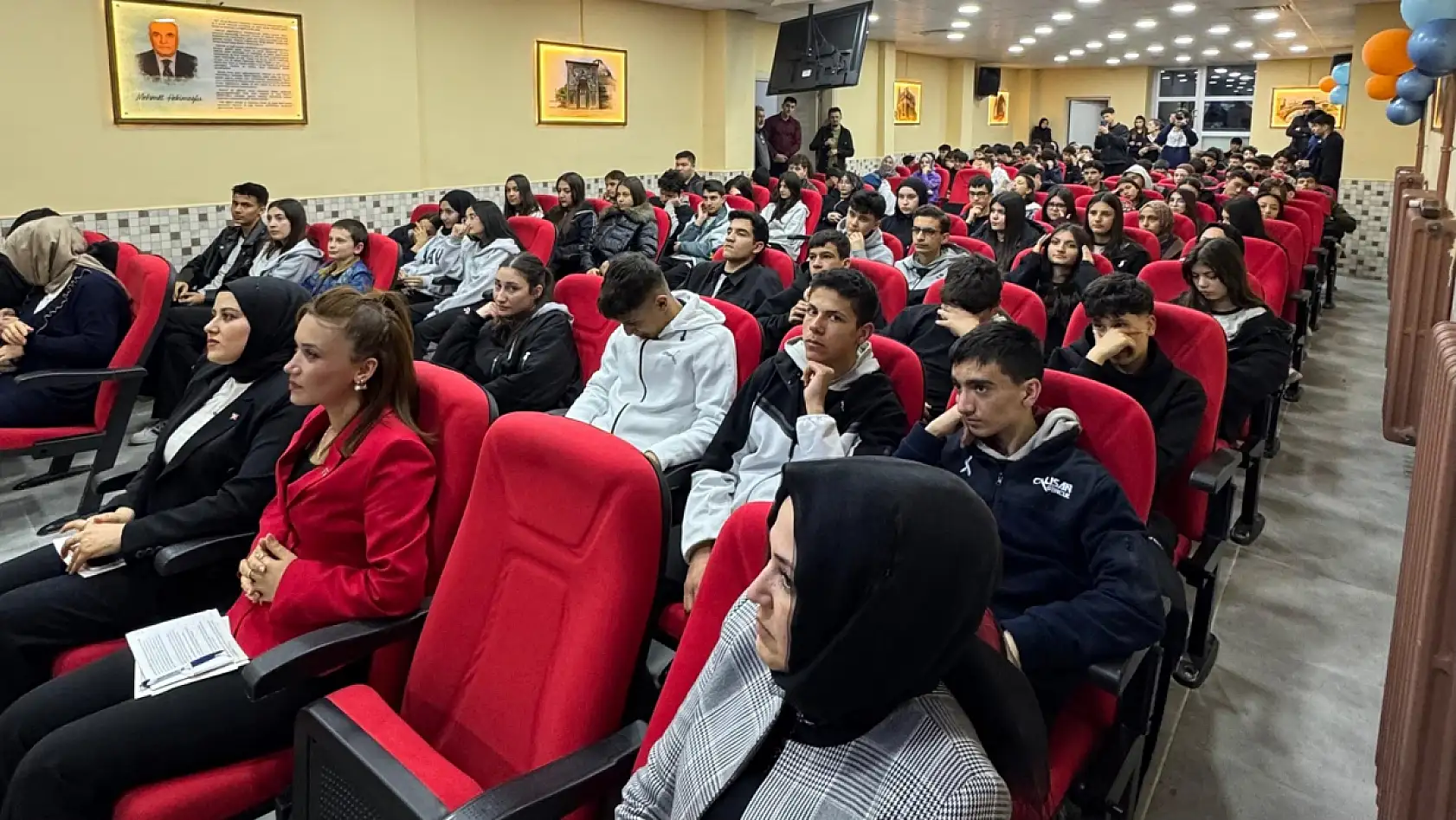 Konya'da gençlere dijital kalkan: Dezenformasyonla mücadele eğitimi verildi