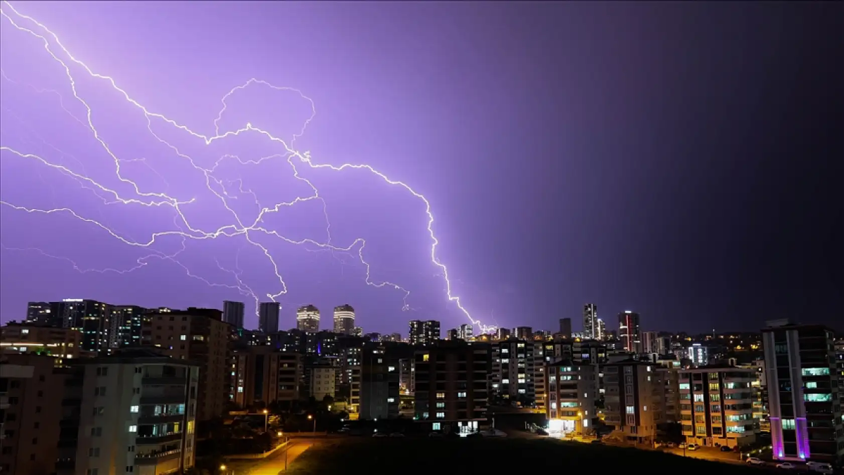 Konya'yı o saatte gök gürültülü sağanak yağış bekliyor: Şemsiyelerinizi şimdiden hazırlayın!