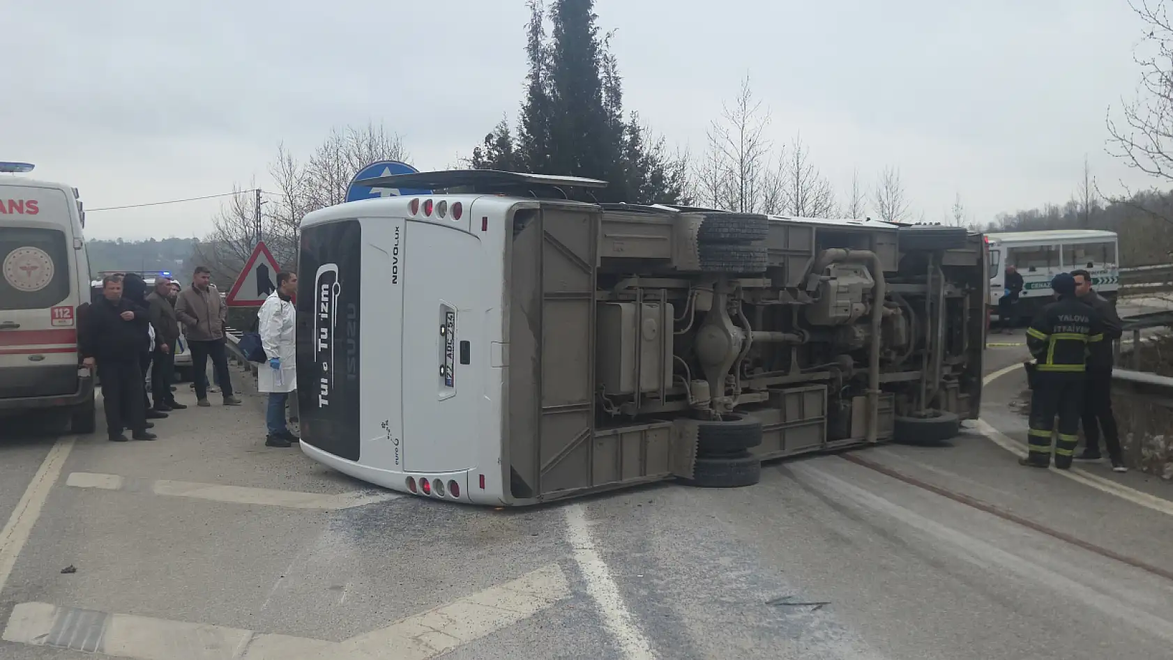Sabah mesaisine giden işçileri taşıyan midibüs yan yattı: 1 ölü, 20 yaralı