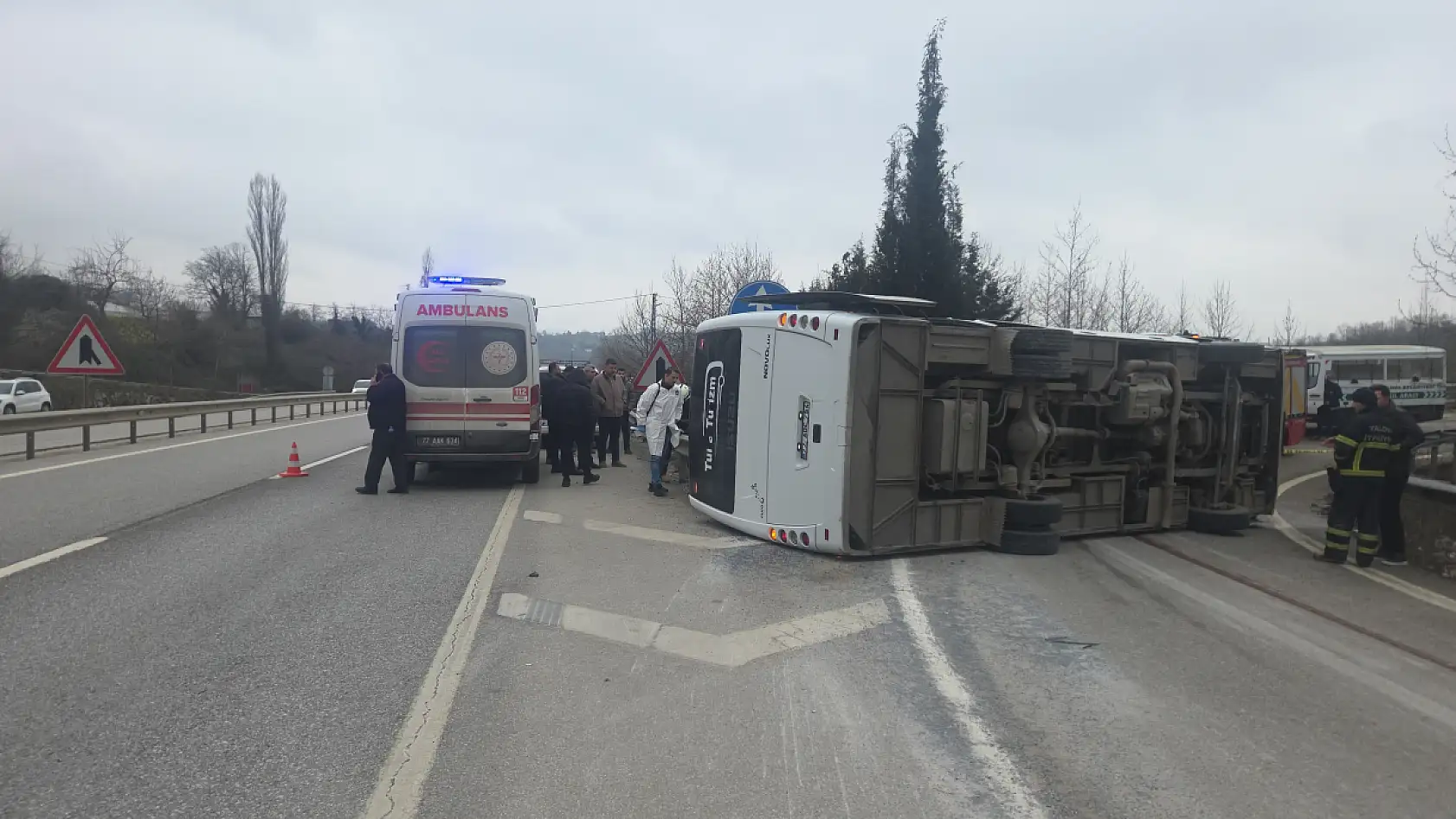 Sabah mesaisine giden işçileri taşıyan midibüs yan yattı: 1 ölü, 20 yaralı