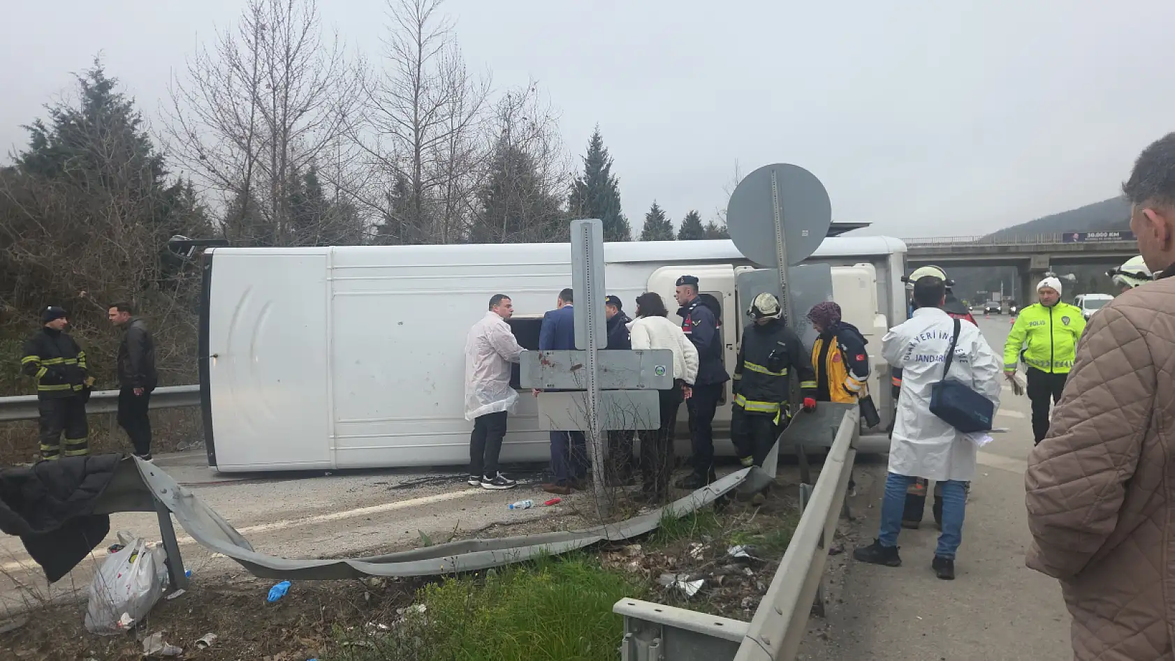 Sabah mesaisine giden işçileri taşıyan midibüs yan yattı: 1 ölü, 20 yaralı