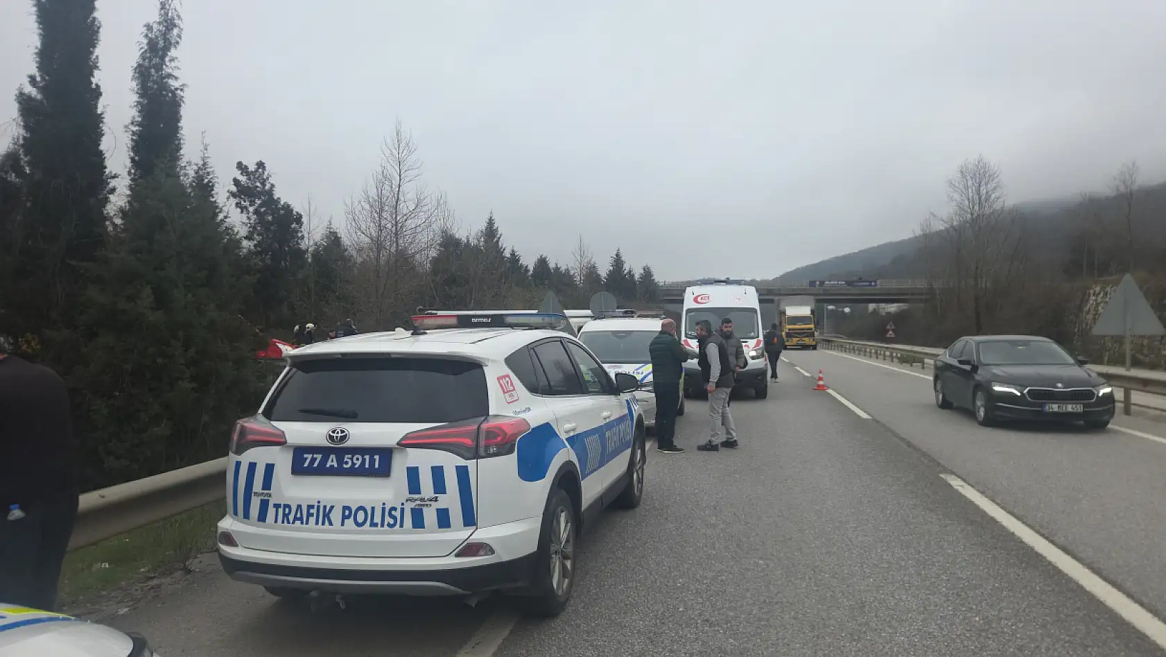 Sabah mesaisine giden işçileri taşıyan midibüs yan yattı: 1 ölü, 20 yaralı