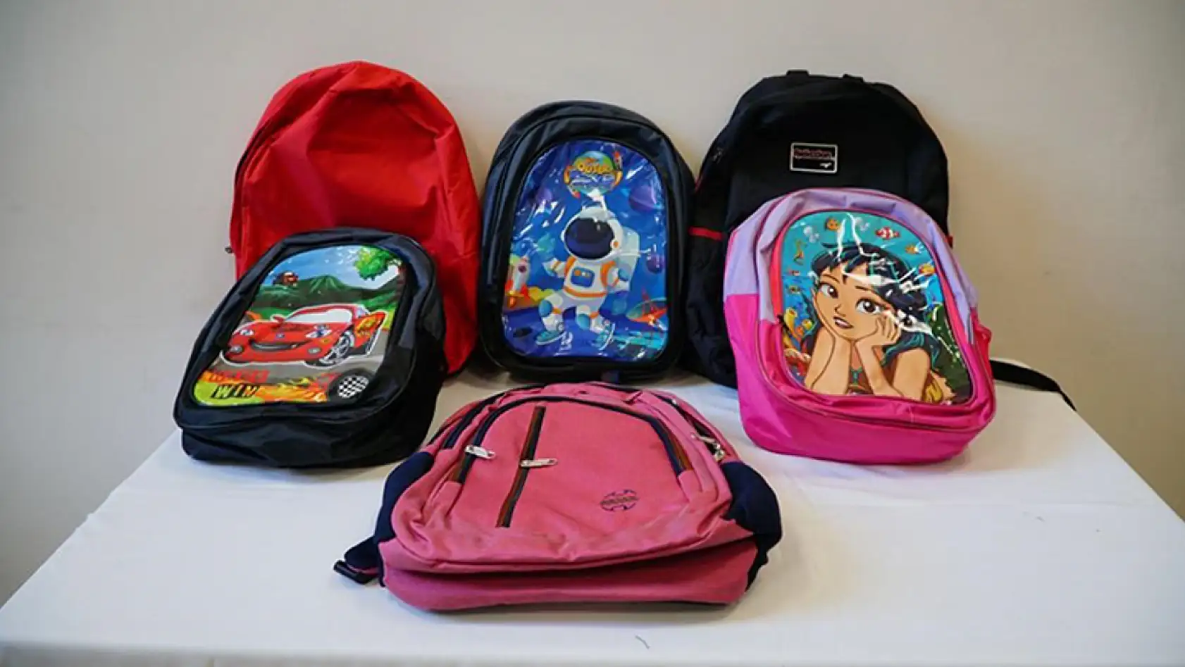 Konya'nın En Mütevazi İlçesinden Örnek Hizmet: Çanta ve Kırtasiye Yardımı Yapıyor