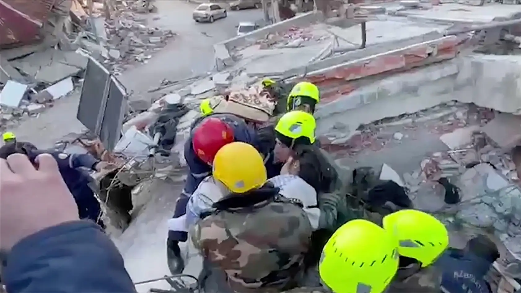 Azerbaycanlı ekipler Kahramanmaraş'ta 8'i çocuk 37 kişiyi enkaz altından kurtardı