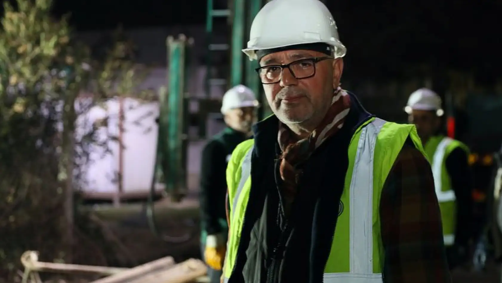 Depremde eşini ve oğlunu kaybeden DSİ personeli Atilla Örnek acısını gömüp işinin başına geçti