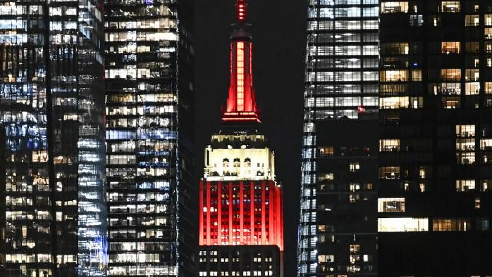 Empire State Binası Türk Bayrağı renkleriyle ışıklandırıldı
