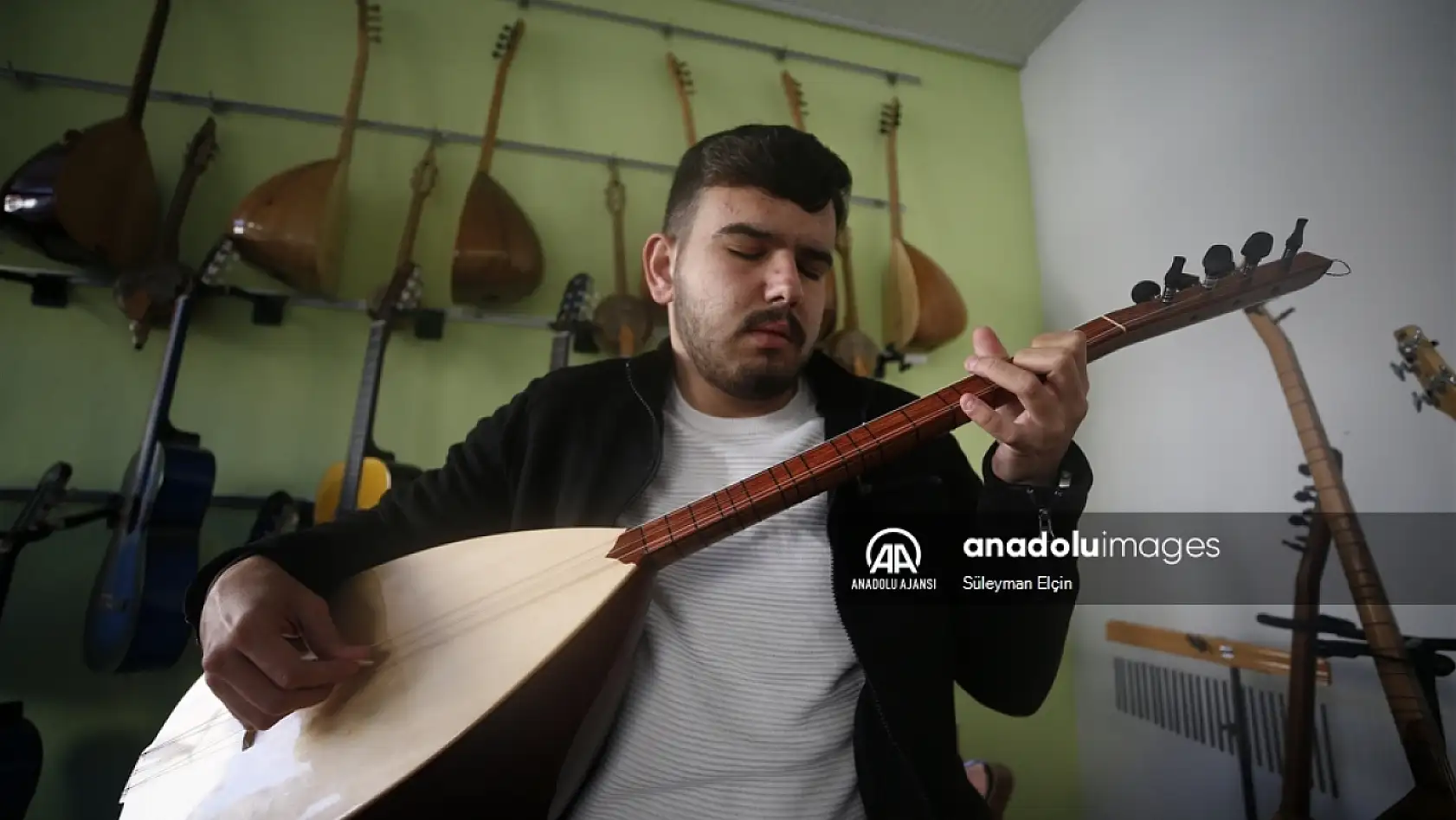 Görme engelli Abdullah, bağlamasıyla gönüllere dokunuyor