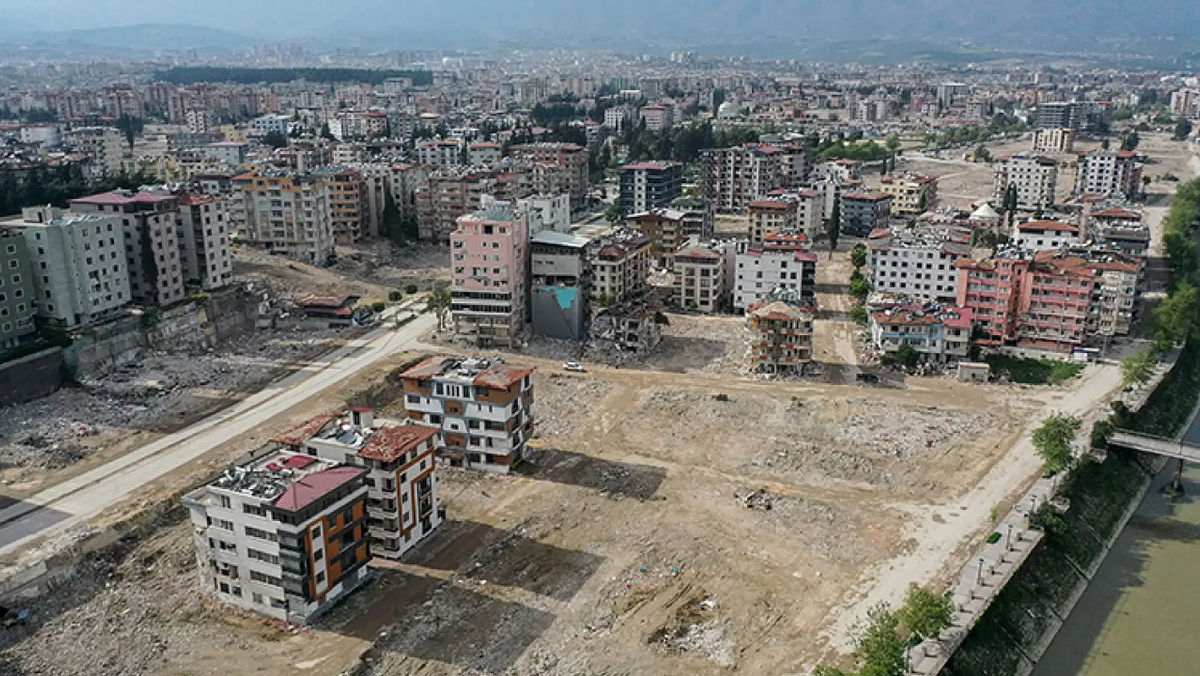 Hatay'da depremin ardından yıkılan yapıların enkazı kaldırılıyor