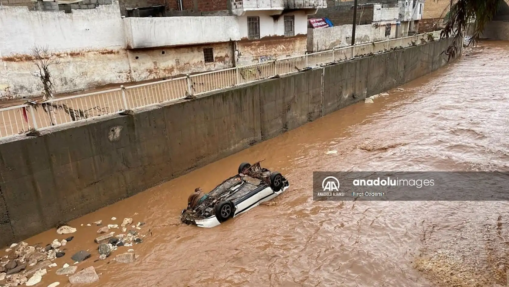 Sel felaketinde çok sayıda araç zarar gördü