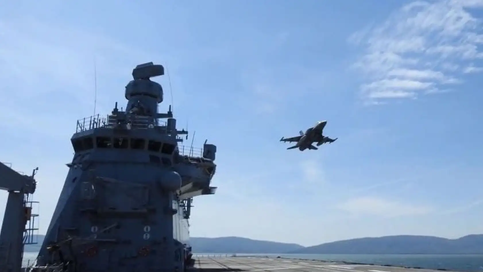 TCG Anadolu, 2 F-16 uçağıyla birlikte Marmara Denizi'nde eğitim yaptı