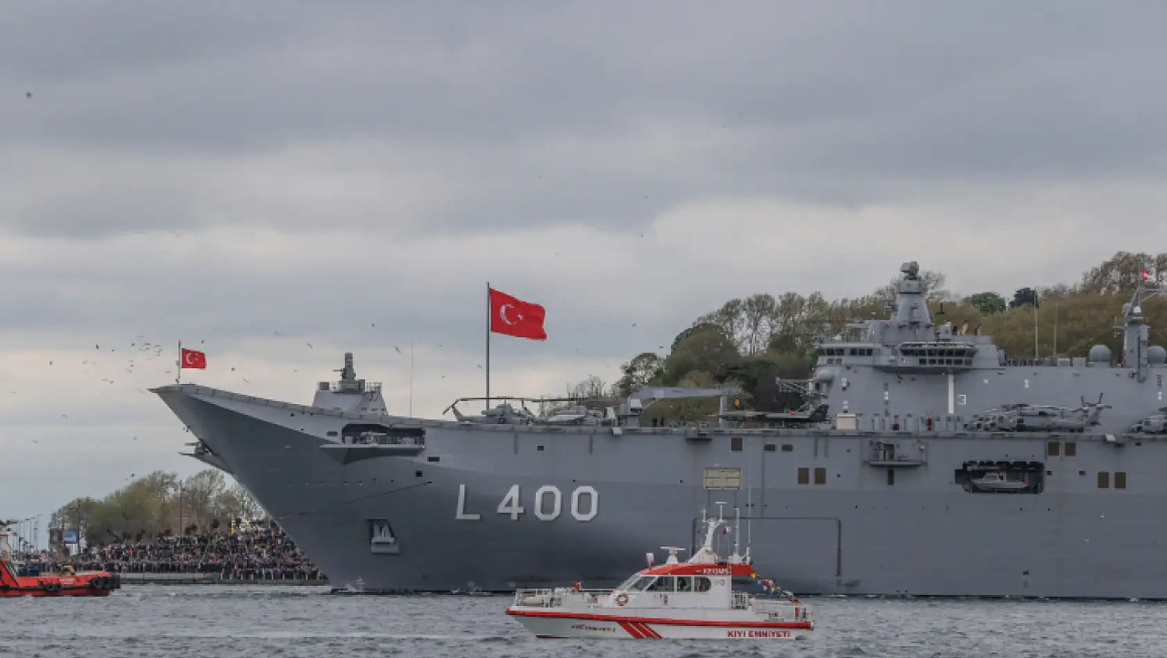 TCG Anadolu, boğaz geçişi için limandan ayrıldı