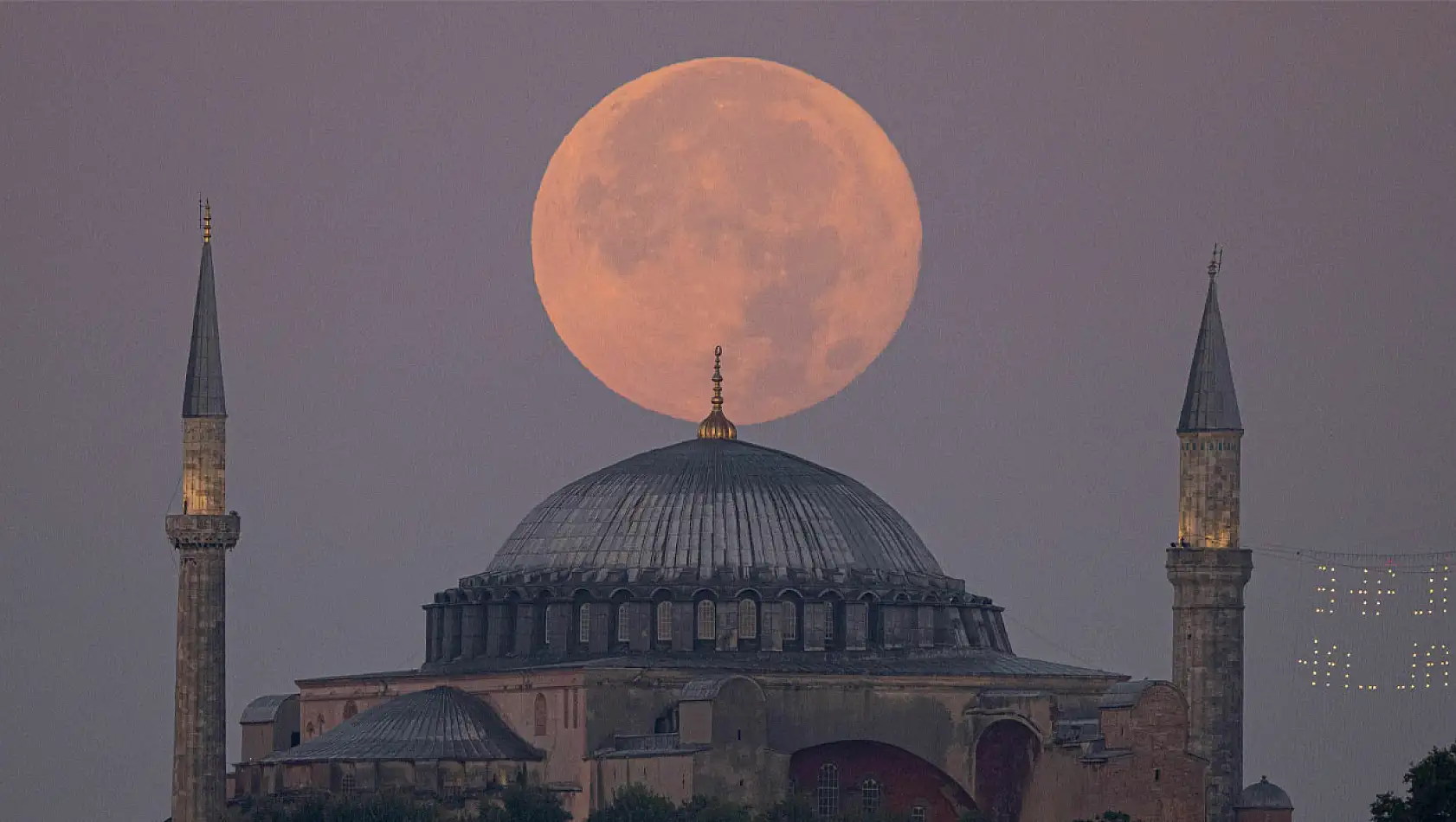 30 Ağustos Gecesi Başınızı Kaldırın: Konya'da 2037 Yılına Kadarki En Büyük Dolunay Gerçekleşecek