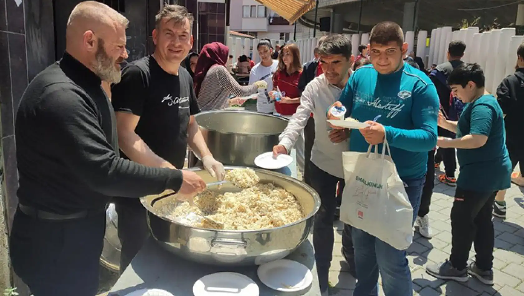 45 yaşında emekli oldu, vatandaşlara tavuklu pilav ikram etti