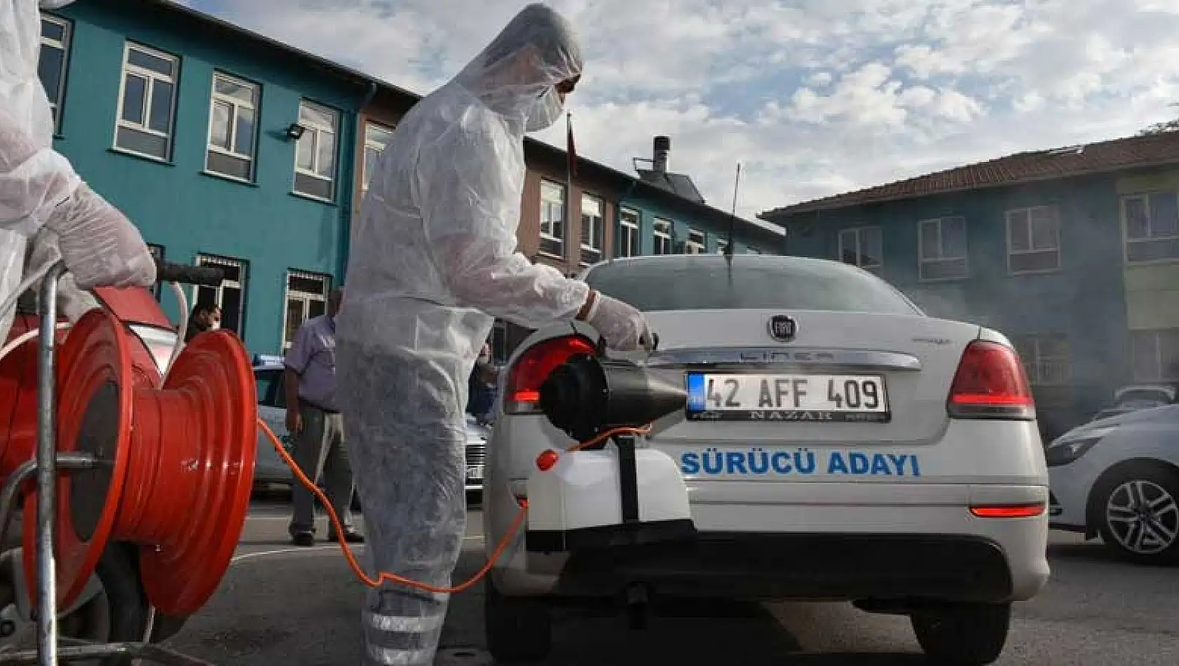 Konya'da ehliyet sınavları başladı! Sürücü adayı araçları dezenfekte edildi