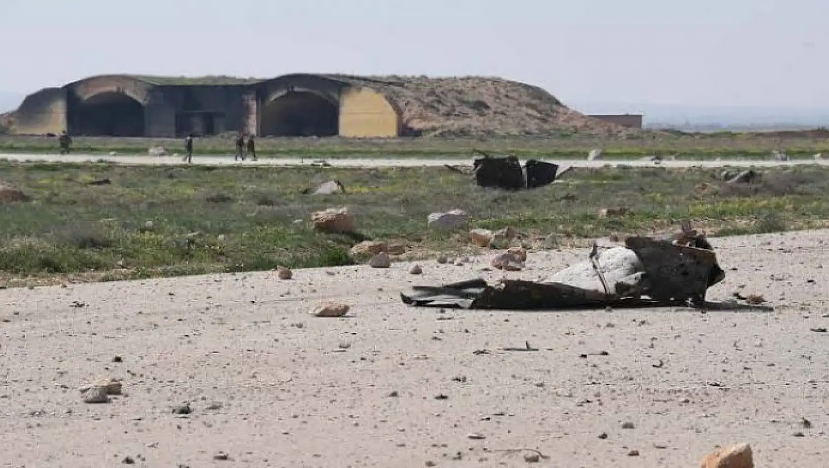 İsrail, Suriye'deki T-4 Hava Üssü'nü hedef aldı: 6 yaralı