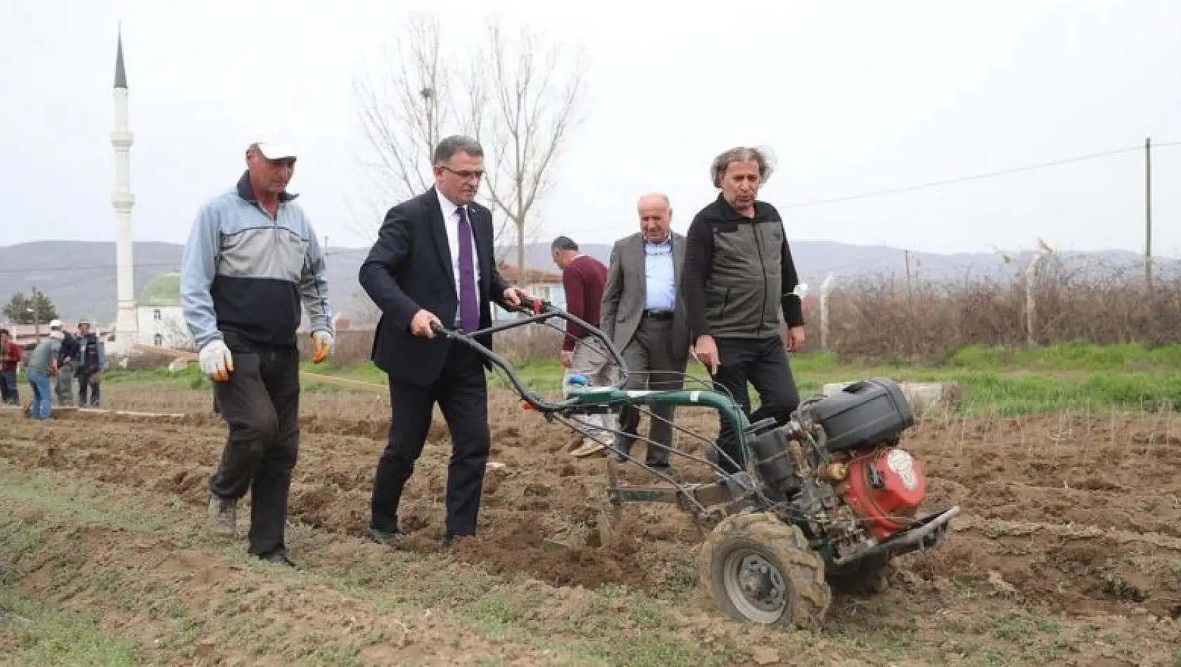 Vali çapa makinasının başına geçti tarla sürdü