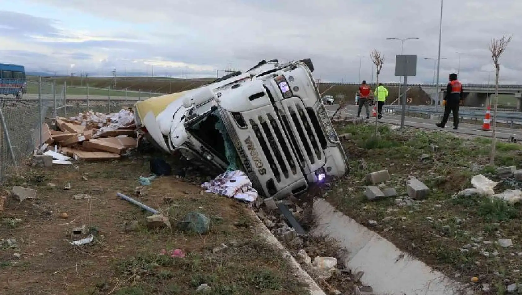 Mobilya malzemesi yüklü tır şarampole devrildi: 1 ölü