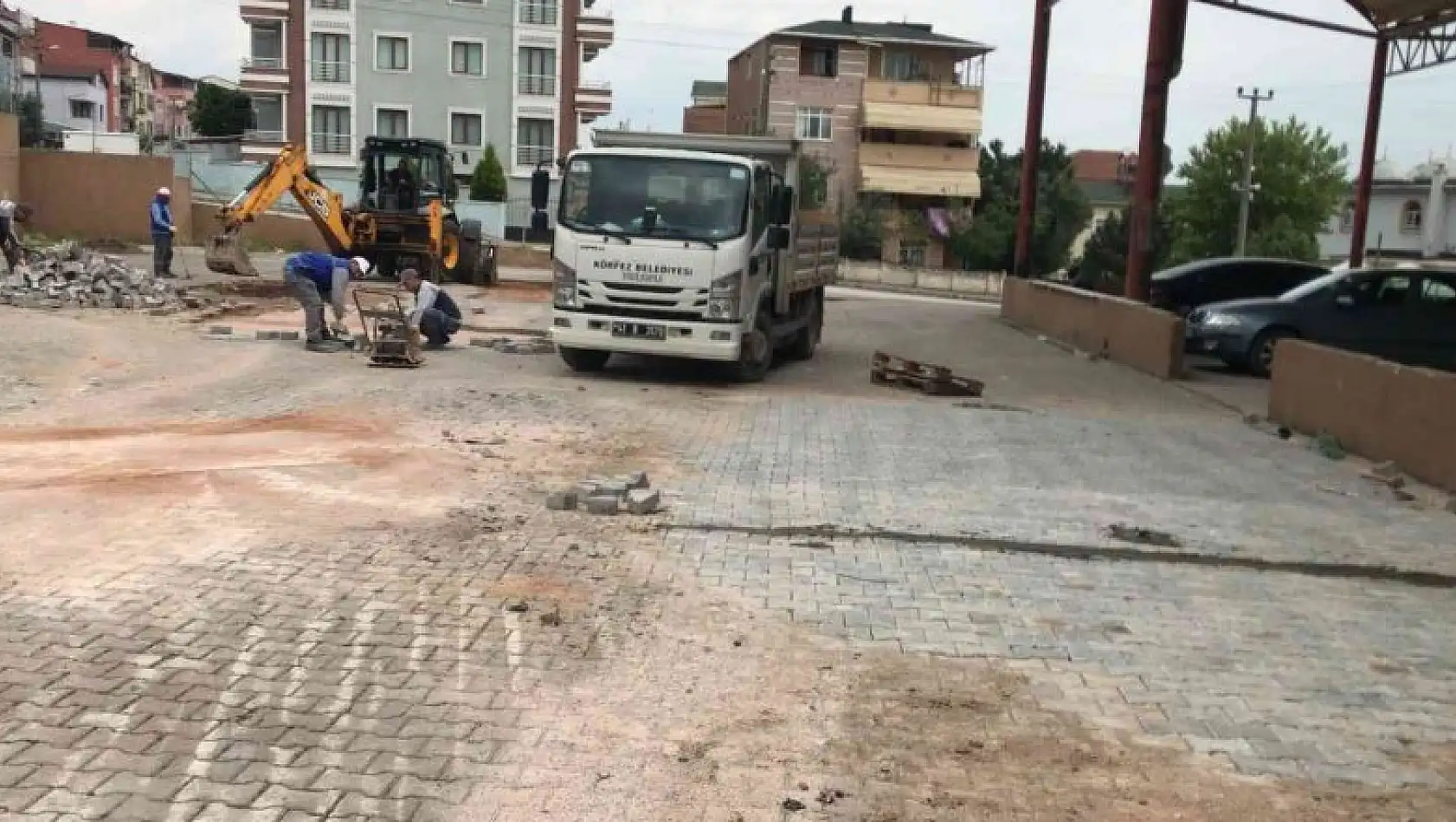 Körfez'de yıpranan parkeler yenileniyor