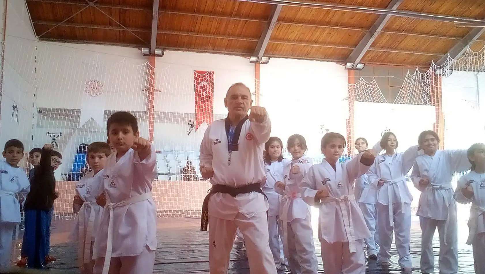 64 yaşındaki taekwondocu gençlere taş çıkarıyor