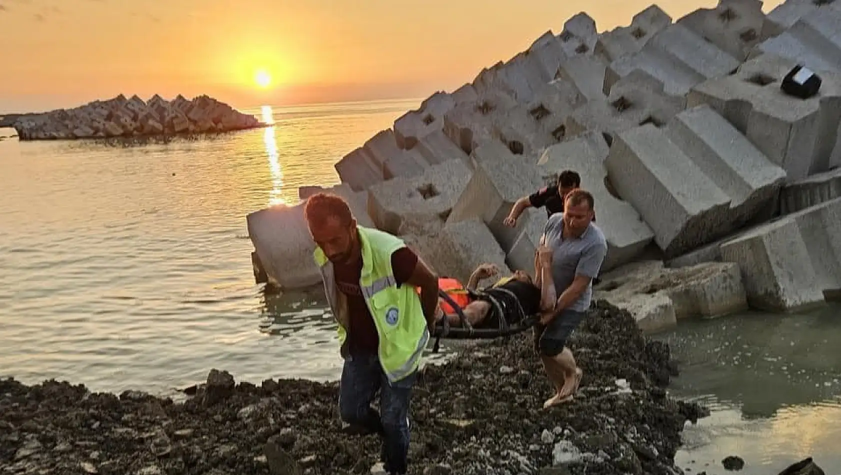 Balık tutmak isterken denize düştü