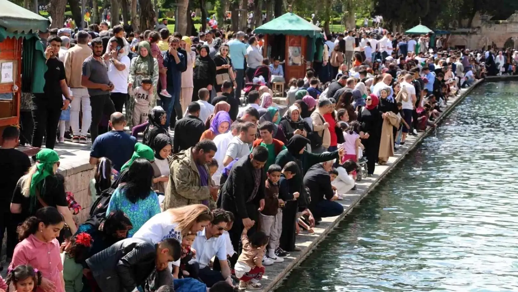 Bayram tatilinde Şanlıurfa'da 'iğne atsan yere düşmez' deyimi adete yaşandı