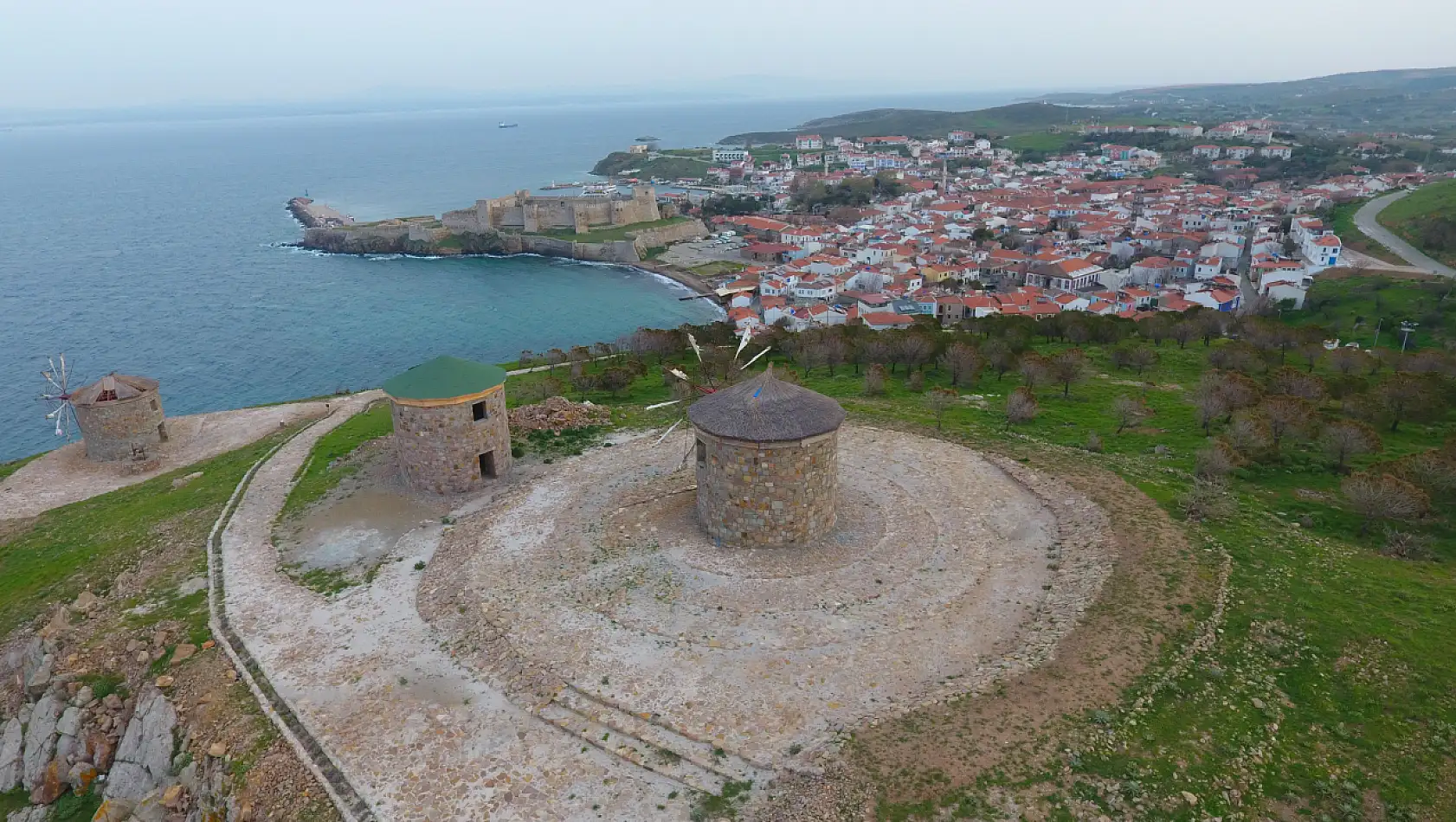 Bozcaada'da, Akvaryum Koyu'na giriş ücreti krizi yaşandı